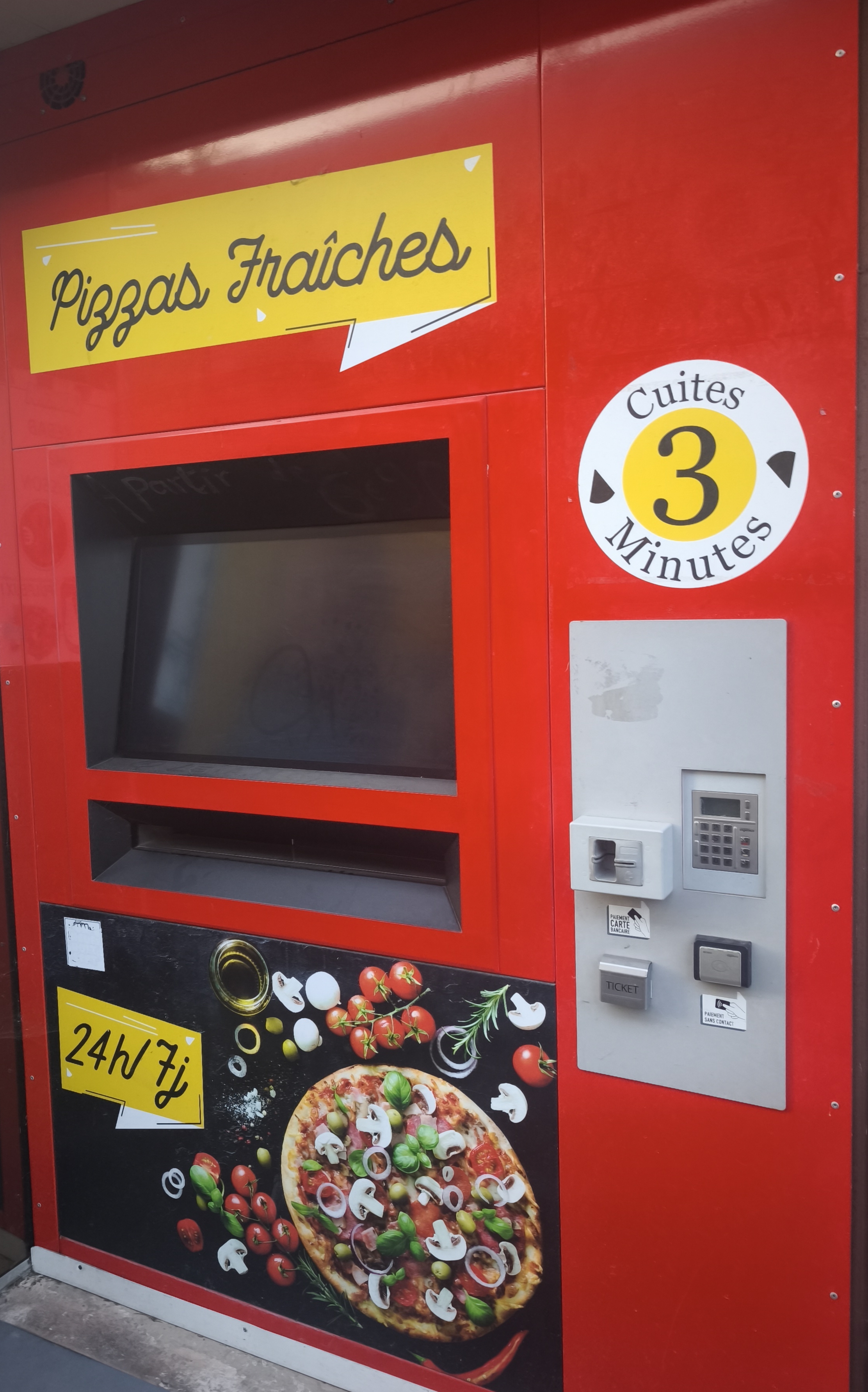 Distributeur automatique de pizzas fraîches Délices d'Orient, cuites en 3 minutes, disponible 24h/24 et 7j/7