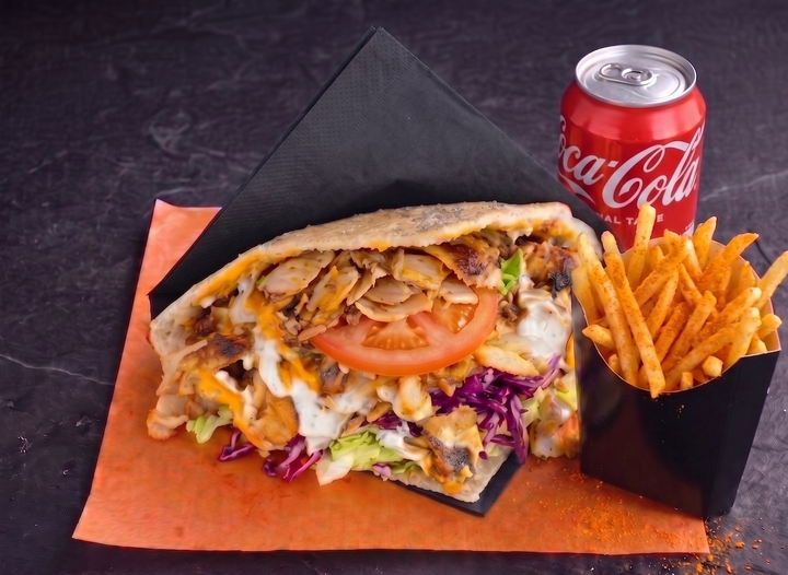 Sandwich kebab avec frites et boisson